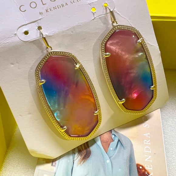 NWT Kendra Scott Danielle Earrings Watercolor Pearl & Yellow Gold Retired RARE! - Picture 4 of 5